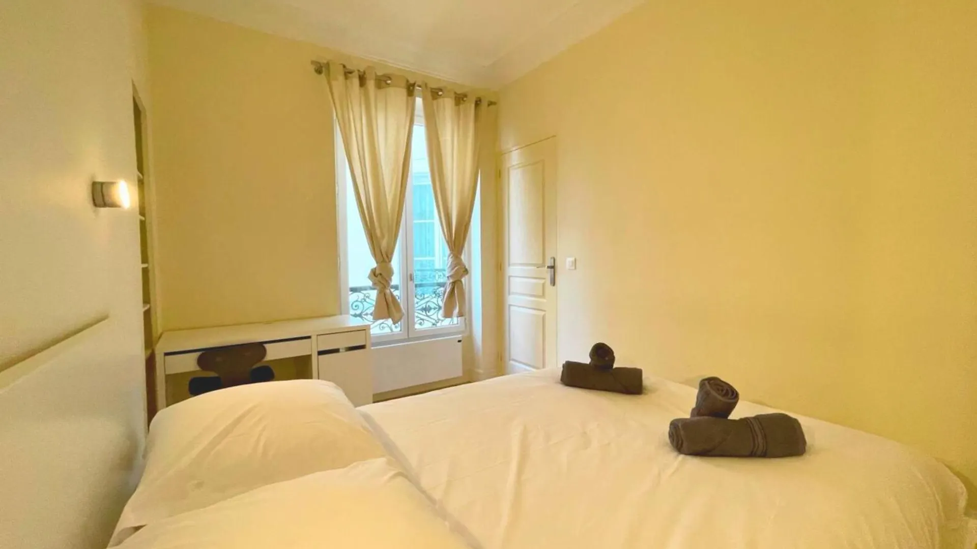 Homestay Lit Double Et Salon Avec Canape-lit A 10 Minutes Des Champs Elysees *