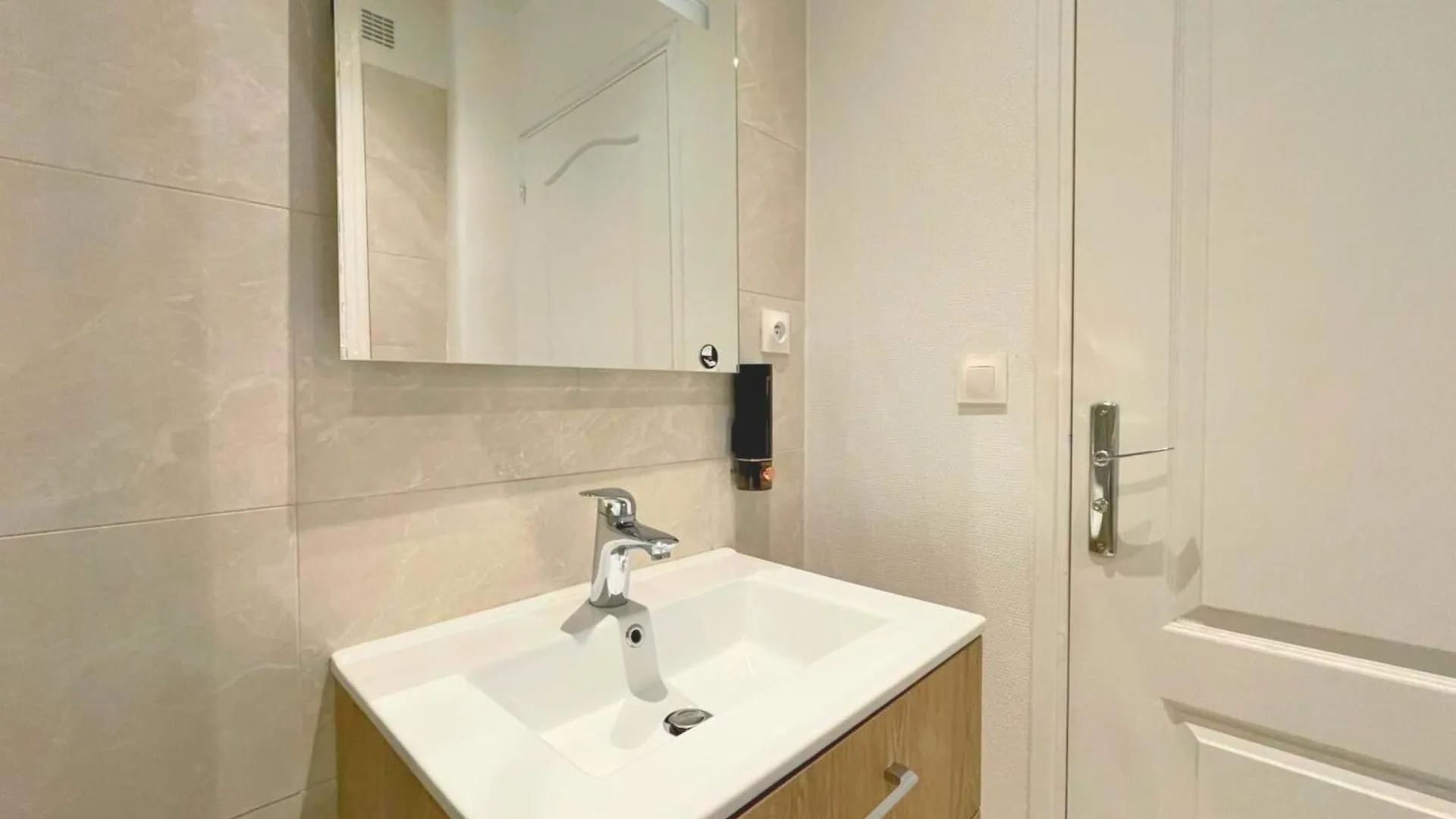 Lit Double Et Salon Avec Canape-lit A 10 Minutes Des Champs Elysees Homestay