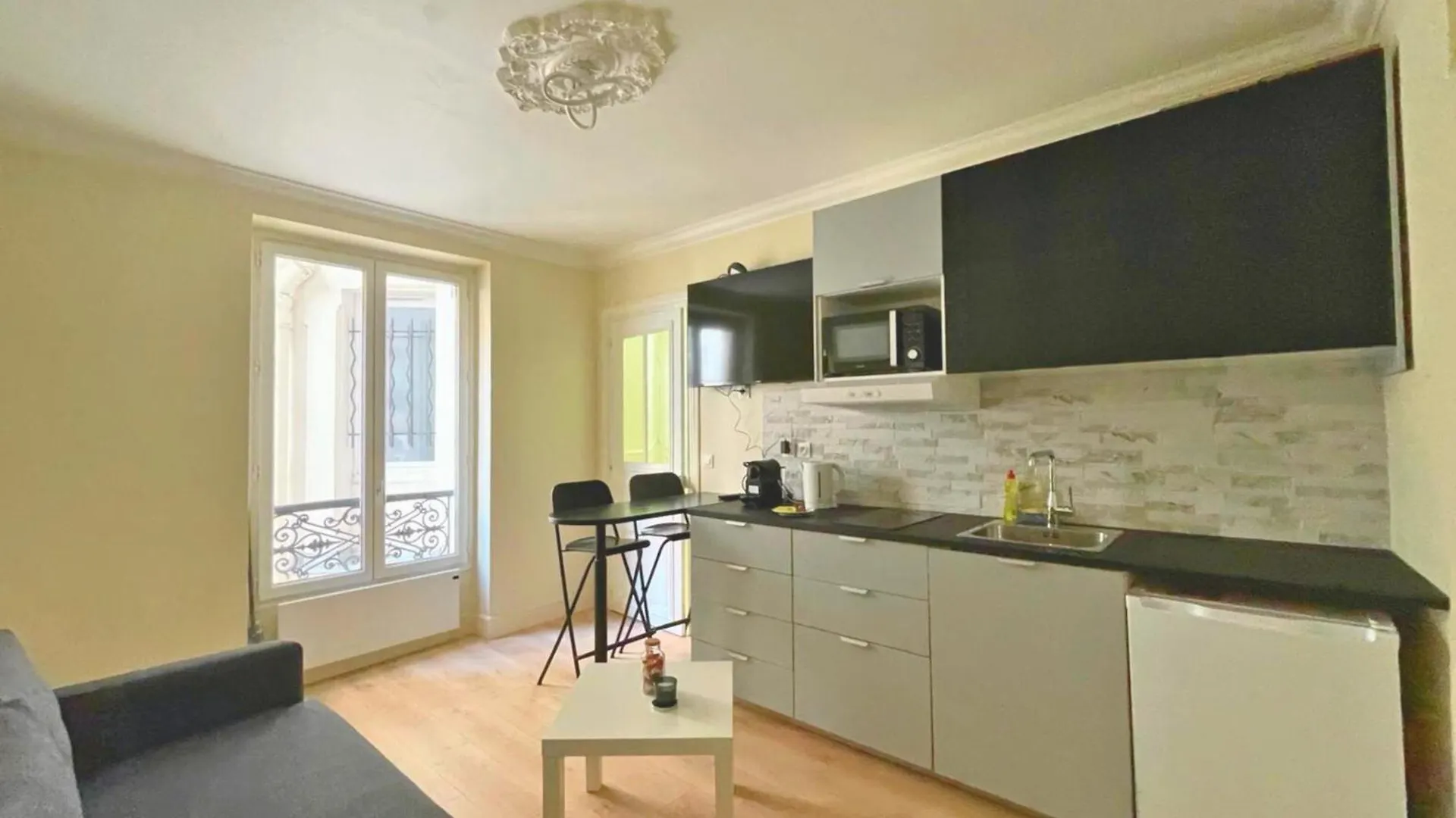 Lit Double Et Salon Avec Canape-lit A 10 Minutes Des Champs Elysees Homestay *